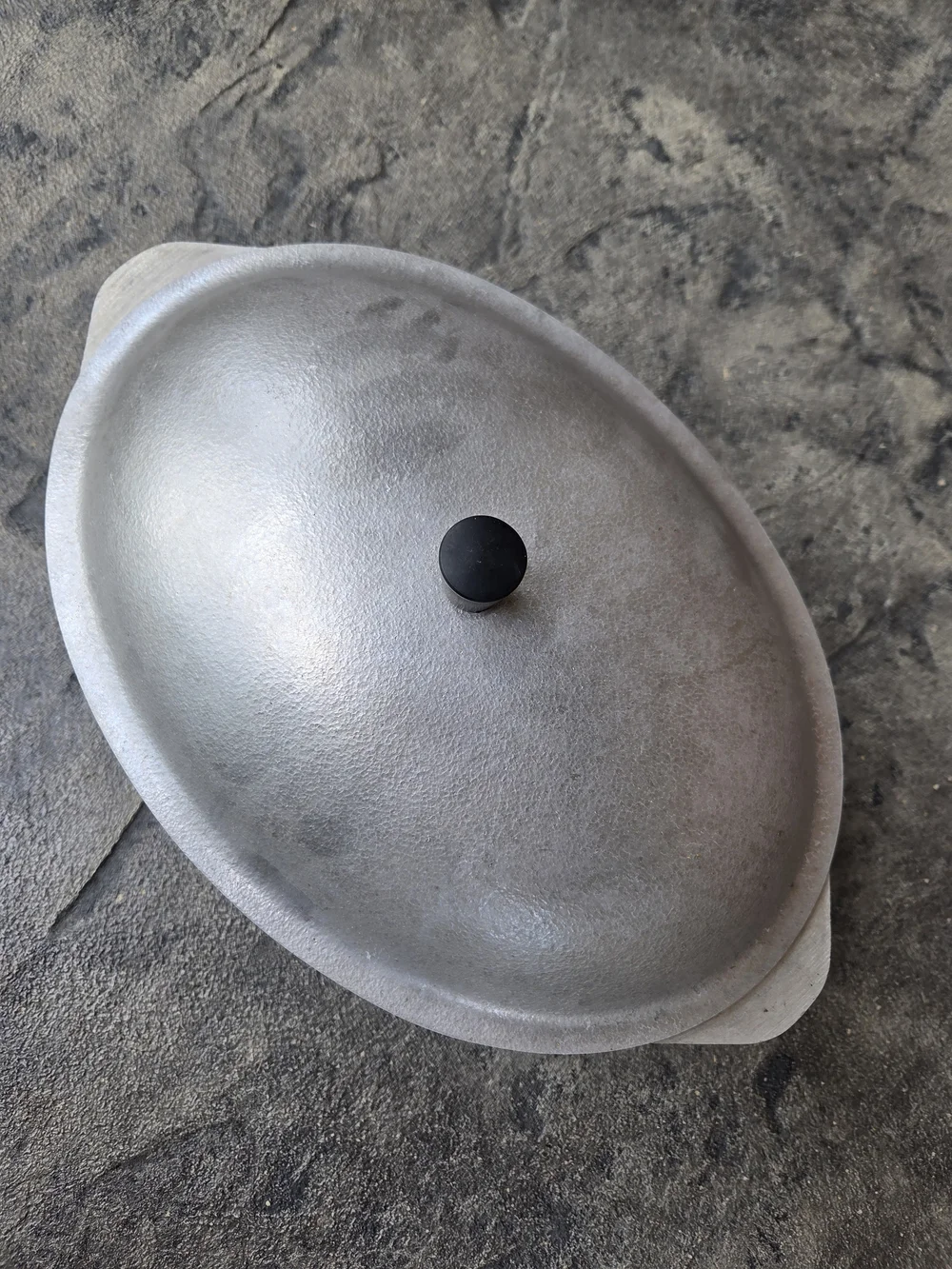 15 Inch Cast Hammered Aluminum Dutch Oven with Lid - Silver